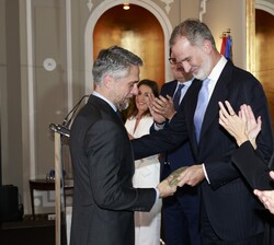 Sus Majestades los Reyes durante la entrega del Premio de Periodismo “Francisco Cerecedo” en su XLI edición, al periodista Carlos Frangani