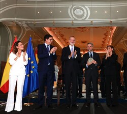 Sus Majestades los Reyes junto al periodista Carlos Franganillo, Premio de Periodismo “Francisco Cerecedo” en su XLI edición y a las autor