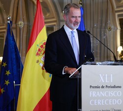 Su Majestad el Rey durante sus palabras en la entrega el Premio de Periodismo “Francisco Cerecedo”