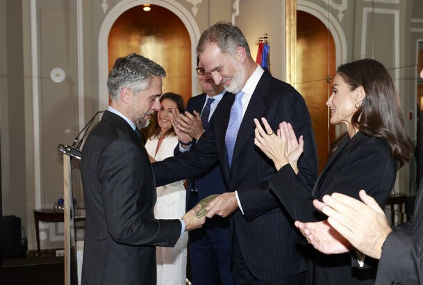 Sus Majestades los Reyes durante la entrega del Premio de Periodismo “Francisco Cerecedo” en su XLI edición, al periodista Carlos Frangani