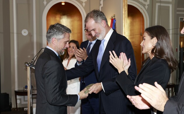 Sus Majestades los Reyes durante la entrega del Premio de Periodismo “Francisco Cerecedo” en su XLI edición, al periodista Carlos Franganillo