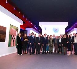 Su Majestad la Reina Doña Sofía con los artistas finalistas