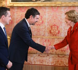 Su Majestad la Reina Doña Sofía recibe el saludo del secretario de Estado de Educación, Abelardo de la Rosa