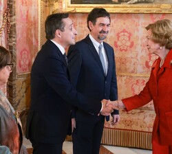 Su Majestad la Reina Doña Sofía recibe el saludo del rector magnífico de la Universidad de Salamanca, Juan Manuel Corchado