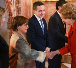 Su Majestad la Reina Doña Sofía recibe el saludo de la Sra. Piedad Bonnett, galardonada con el XXXIII Premio Reina Sofía de Poesía Iberoamericana