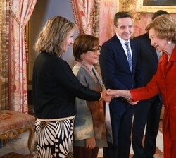 Su Majestad la Reina Doña Sofía recibe el saludo de la secretaria del Jurado, María Ángeles Recio