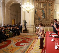 La Sra. Piedad Bonnett tras recibir, de manos de Su Majestad la Reina Doña Sofía, el diploma que le acredita como ganadora del XXXIII Premio Reina Sof