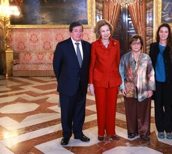 Fotografía de grupo de Su Majestad la Reina Doña Sofía con la premiada y sus familiares