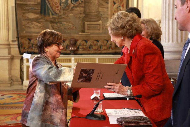 Su Majestad la Reina Doña Sofía hace entrega a la Sra. Piedad Bonnett del XXXIII Premio Reina Sofía de Poesía Iberoamericana