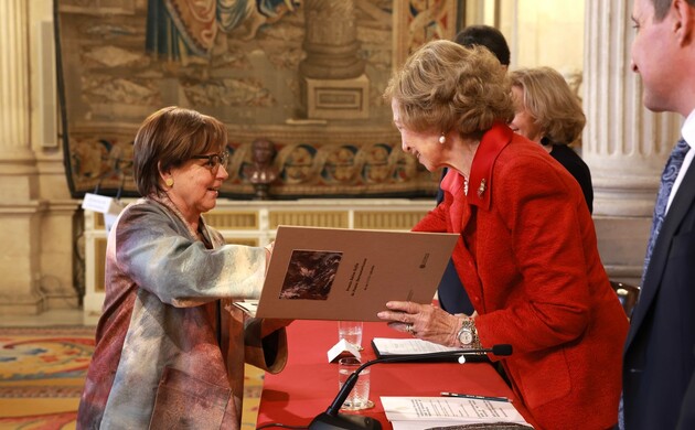 Su Majestad la Reina Doña Sofía hace entrega a la Sra. Piedad Bonnett del XXXIII Premio Reina Sofía de Poesía Iberoamericana