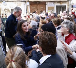 A su llegada a Chiva, Sus Majestades los Reyes son recibidos por los vecinos