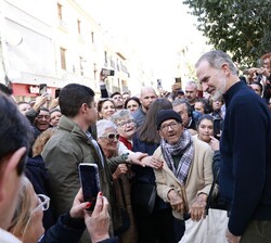 Su Majestad el Rey conversa con el público que se ha acercado a saludarle