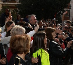 Su Majestad el Rey durante su recorrido por las calles de Chiva (Valencia)