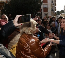 Su Majestad la Reina recibe el saludo del público