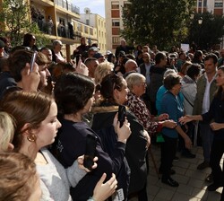 Doña Letizia durante el recorrido por las calles de Chiva recibe el saludo de los vecinos