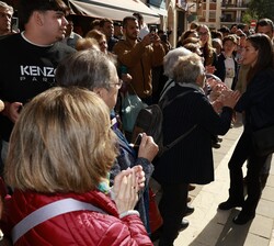 Los vecinos aprovechan la visita de Sus Majestades los Reyes para conversar con Doña Letizia