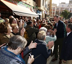 Su Majestad el Rey durante el recorrido por las calles de Chiva (Valencia)