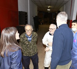 Sus Majestades los Reyes se detienen a conversar con los vecinos que están realizando tareas de limpieza