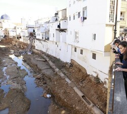 Sus Majestades los Reyes observan los daños causados por la DANA a su paso por Chiva