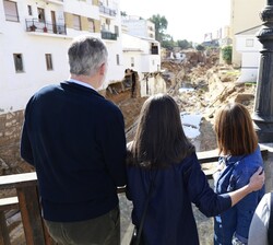 Don Felipe y Doña Letizia junto a la alcaldesa observan los destrozos que ha causado el río a su paso por Chiva