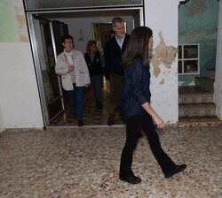 Don Felipe Y Doña Letizia visitan la casa de una de la vecina que ha resultado afectada por los efectos de la DANA