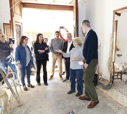 Don Felipe y Doña Letizia junto a las autoridades en una de las viviendas afectadas