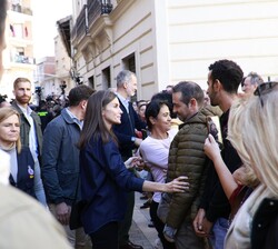 Sus Majestades los Reyes reciben el cariño de los vecinos de Chiva durante su visita