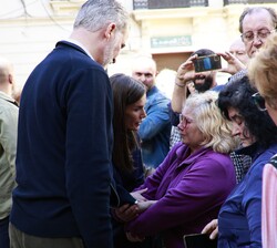 Sus Majestades los Reyes conversa con una vecina que recuerda lo mal que lo han pasado