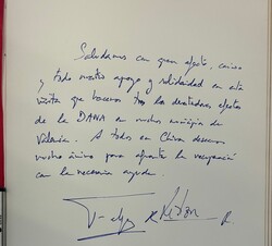 Dedicatoria de Sus Majestades los Reyes en el Libro de Honor del ayuntamiento de Chiva 