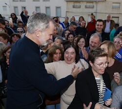 A su llegada a Letur, Su Majestad el Rey recibe el saludo del público