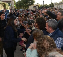 Su Majestad la Reina recibe el saludo de los vecinos de Letur