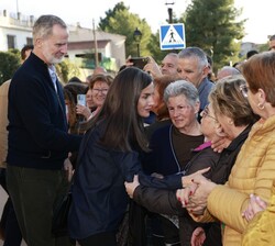 Sus Majestades los Reyes durante su visita a la localidad de Letur en Albacete