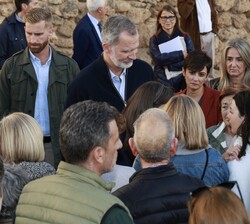 Los vecinos explican la situación vivida durante la DANA a Sus Majestades los Reyes