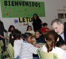 Don Felipe y Doña Letizia junto a unos alumnos durante la visita a Letur