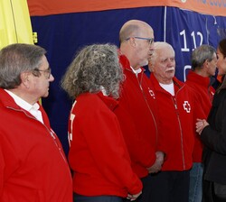 Doña Letizia conversa con los miembros de Cruz Roja 