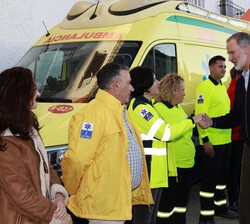 Su Majestad el Rey recibe el saludo del personal sanitario en su visita a Letur