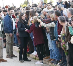Doña Letizia recibe el saludo de los vecinos de Letur durante el recorrido por sus calles