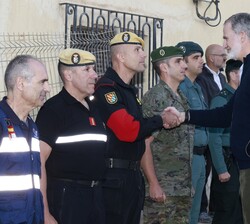 Su Majestad el Rey durante los saludos a las autoridades militares y civiles en su visita a Letur