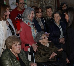 Su Majestad la Reina conversa con las vecinas de Letur durante su visita