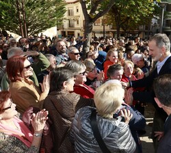 Su Majestad el Rey recibe el saludo de los vecinos de la localidad de Utiel (Valencia)