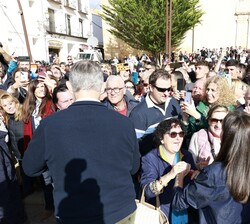 Sus Majestades los Reyes reciben el cariño del público congregado