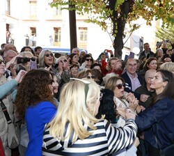 Doña Letizia recibe el saludo de los vecinos de Utiel