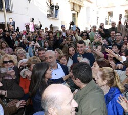 Los vecinos aprovechan la visita de Sus Majestades los Reyes para poder saludar a Doña Letizia