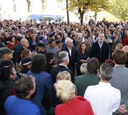 Don Felipe y Doña Letizia conversan con los vecinos durante su recorrido por Utiel