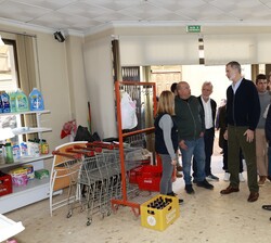 Sus Majestades los Reyes visitan un supermercado que fue afectado por los efectos de la DANA