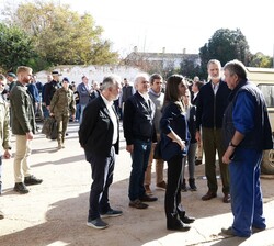 Sus Majestades los Reyes conversan con un vecino que explica cuales fueron los daños en su local