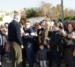 Don Felipe durante una conversación con vecinos de la localidad de Utiel