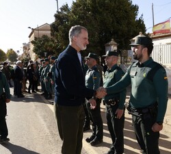 Sus Majestades los Reyes saludan a los miembros de la Guardia Civil destacados en Utiel