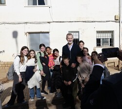 Unas escolares aprovechan la visita de Su Majestad el Rey para hacerse una foto de recuerdo