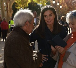 Doña Letizia conversa con unos vecinos de Utiel durante su visita